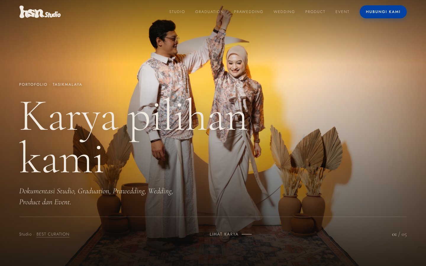 Beranda portofolio di desktop: foto pasangan memenuhi layar dengan judul Karya pilihan kami